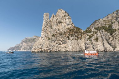 Capri, İtalya - 13 Haziran 2017: Tekne turist ve Capri Adası, İtalya Uçurumun kıyısında ile gemilerde görünümünden