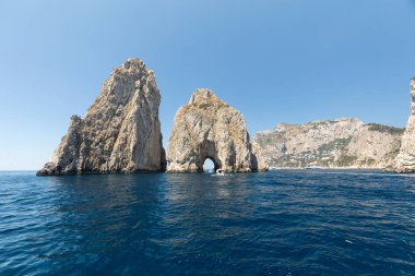 Capri Adası, İtalya Faraglioni buzlu. Rock'ın adları sol-sol: Stella, Mezzo ve Scopolo veya Fuori 