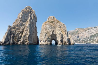 Capri Adası, İtalya Faraglioni buzlu tekneden görüntülemek. 