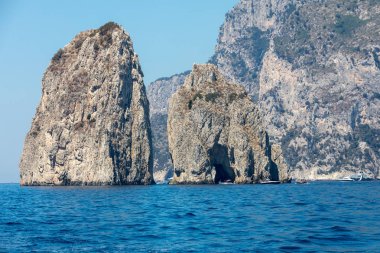 Capri Adası, İtalya Faraglioni buzlu. Rock'ın adları sol-sol: Stella, Mezzo ve Scopolo veya Fuori 