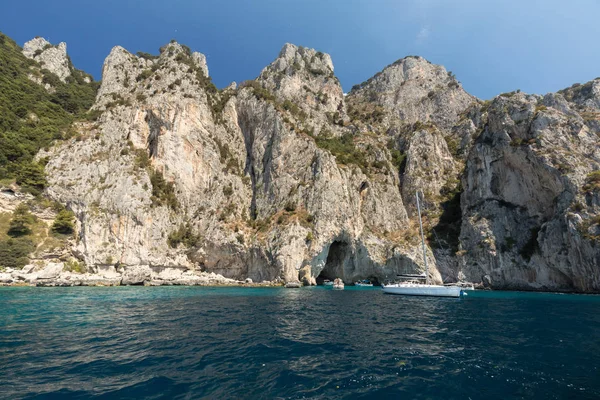 Capri Italien Juni 2017 Båtar Med Turister Nära Grotta Bianca — Stockfoto