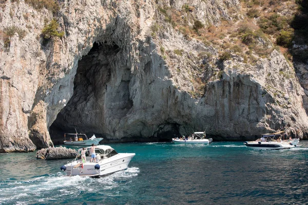 Capri, İtalya - 13 Haziran 2017: Tekne turist Grotta Bianca ve Grotta Meravigliosa, Capri, İtalya