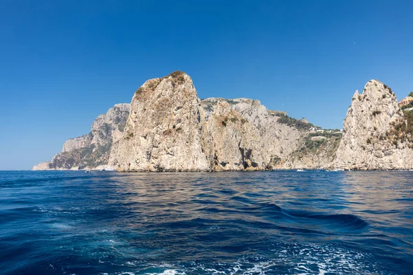Вид Лодки Скалистое Побережье Острова Капри Италия — стоковое фото