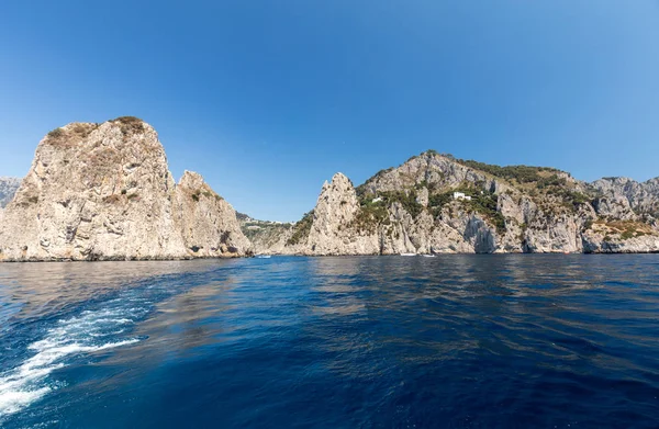 Vista Dalla Barca Sulla Costa Rocciosa Dell Isola Capri — Foto Stock