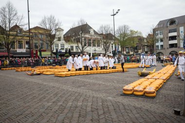 Alkmaar, Hollanda - 21 Nisan 2017: Tipik peynir pazarı şehir Alkmaar Hollanda, sadece dört geleneksel Hollanda peynir piyasalarda hala varlığını ve bir ülkenin en popüler turistik. 