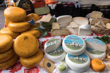 Alkmaar, Hollanda - 21 Nisan 2017: Hollanda peynir Alkmaar sokak piyasada. Hollanda