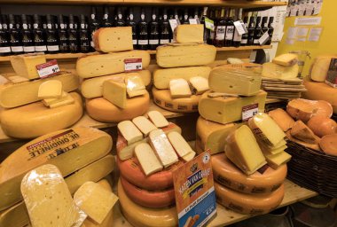 Alkmaar, Hollanda - 21 Nisan 2017: Edam ve Gouda peyniri yerel peynir dükkanında, Alkmaar, Hollanda gibi geleneksel Hollanda peynir görüntüsünü