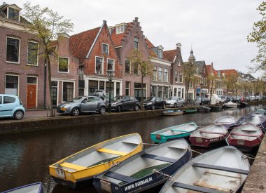 Alkmaar, Hollanda - 21 Nisan 2017: Kuzey Hollanda, Hollanda, tipik kanalına tarihi eski şehir, Alkmaar, evler 