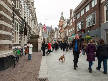 Alkmaar, Hollanda - 21 Nisan 2017: Popüler Langestraat alışveriş sokak, merkezinde, Alkmaar, Hollanda