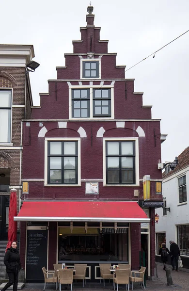 Alkmaar, Hollanda - 21 Nisan 2017: Restoran ve kafe eski Alkmaar şehir, Kuzey Hollanda, Hollanda