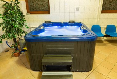 Wisla, Polonya - 23 Ekim 2105: Hidro masaj küvet Wisla içinde Engelli rehabilitasyon Merkezi'nde renk terapisi için. Polonya