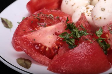 Domates, mozzarella ve otlar ile Caprese salatası
