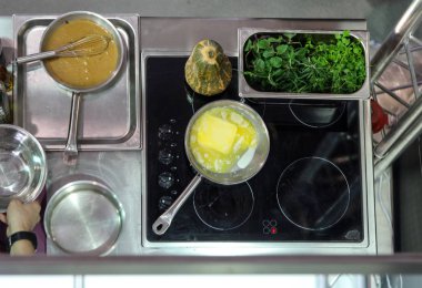 Bir indüksiyon hob yılında bir ev mutfak yemek hazırlama