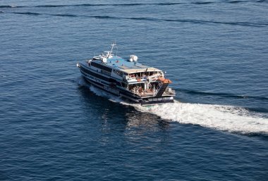 Sorrento, İtalya - 13 Haziran 2017: Yolcu gemisi Capri bir yolculuk sırasında Sorrento körfezinde. Campania, İtalya