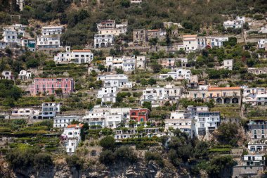 Amalfi 'nin kayalık sahillerinde özel villalar ve daireler. Campania 'da. İtalya