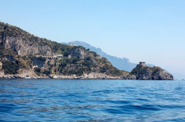 Sorrento ve Amalfi arasındaki Amalfi Sahili manzarası. Campania 'da. İtalya