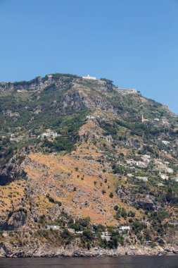 Amalfi 'nin kayalık sahillerinde özel villalar ve daireler. Campania 'da. İtalya