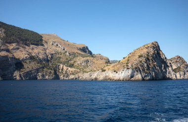 Sorrento ve Positano arasındaki Amalfi Sahili manzarası. Campania 'da. İtalya