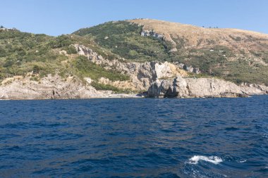 Sorrento ve Positano arasındaki Amalfi Sahili manzarası. Campania 'da. İtalya