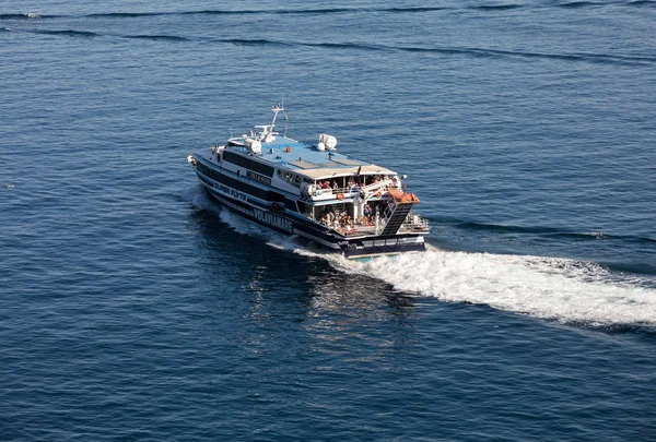 Sorrento, İtalya - 13 Haziran 2017: Yolcu gemisi Capri bir yolculuk sırasında Sorrento körfezinde. Campania, İtalya