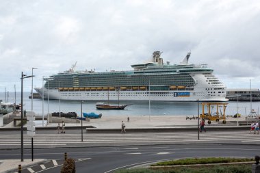Funchal, Madeira, Portekiz - 12 Eylül 2016: Cruise gemisi Madeira, Portekiz başkenti Funchal bağlantı noktası yuvaya 