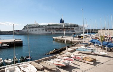 Funchal, Madeira, Portekiz - 2 Eylül 2016: Cruise gemisi Madeira, Portekiz başkenti Funchal bağlantı noktası yuvaya 