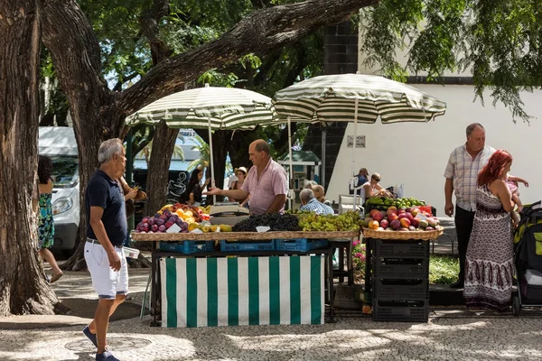 Funchal Portugal September 2016 Männer Die Straßenstand Funchal Madeira Mit — Stockfoto