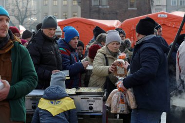 Krakov, Polonya - 17 Aralık 2017: Noel arifesi yoksul ve Cracow ana meydanında evsizlere için. Her yıl grup Kosciuszko Polonya açık havada büyük eve hazırlar.
