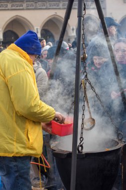 Krakov, Polonya - 17 Aralık 2017: Noel arifesi yoksul ve Cracow ana meydanında evsizlere için. Her yıl grup Kosciuszko Polonya açık havada büyük eve hazırlar.