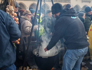 Krakov, Polonya - 17 Aralık 2017: Noel arifesi yoksul ve Cracow ana meydanında evsizlere için. Her yıl grup Kosciuszko Polonya açık havada büyük eve hazırlar.