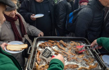 Krakov, Polonya - 17 Aralık 2017: Noel arifesi yoksul ve Cracow ana meydanında evsizlere için. Her yıl grup Kosciuszko Polonya açık havada büyük eve hazırlar.