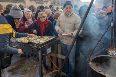 Krakov, Polonya - 17 Aralık 2017: Noel arifesi yoksul ve Cracow ana meydanında evsizlere için. Her yıl grup Kosciuszko Polonya açık havada büyük eve hazırlar.