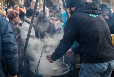 Krakov, Polonya - 17 Aralık 2017: Noel arifesi yoksul ve Cracow ana meydanında evsizlere için. Her yıl grup Kosciuszko Polonya açık havada büyük eve hazırlar.