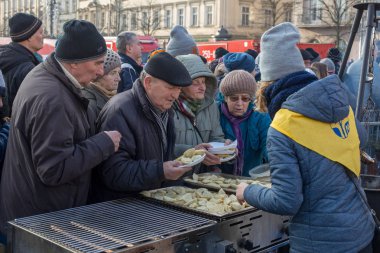 Krakov, Polonya - 17 Aralık 2017: Noel arifesi yoksul ve Cracow ana meydanında evsizlere için. Her yıl grup Kosciuszko Polonya açık havada büyük eve hazırlar.
