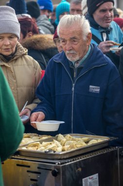 Krakov, Polonya - 17 Aralık 2017: Noel arifesi yoksul ve Cracow ana meydanında evsizlere için. Her yıl grup Kosciuszko Polonya açık havada büyük eve hazırlar.
