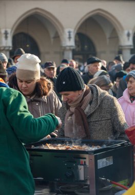 Krakov, Polonya - 17 Aralık 2017: Noel arifesi yoksul ve Cracow ana meydanında evsizlere için. Her yıl grup Kosciuszko Polonya açık havada büyük eve hazırlar.