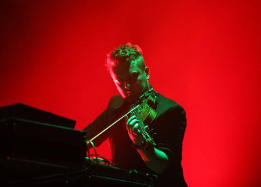 Gorlice, Polonya - 15 Haziran 2017: Tomasz Mrenca uluslararası multimedya sunum - ortam Festivali canlı. Gorlice. Polan