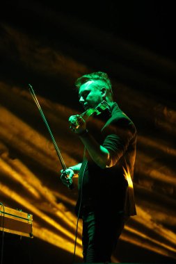 Gorlice, Polonya - 15 Haziran 2017: Tomasz Mrenca uluslararası multimedya sunum - ortam Festivali canlı. Gorlice. Polan