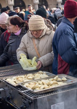 Krakov, Polonya - 17 Aralık 2017: Noel arifesi yoksul ve Cracow ana meydanında evsizlere için. Her yıl grup Kosciuszko Cracow açık havada büyük eve hazırlar. Polonya