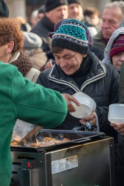 Krakov, Polonya - 17 Aralık 2017: Noel arifesi yoksul ve Cracow ana meydanında evsizlere için. Her yıl grup Kosciuszko Cracow açık havada büyük eve hazırlar. Polonya