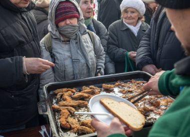 Krakov, Polonya - 17 Aralık 2017: Noel arifesi yoksul ve Cracow ana meydanında evsizlere için. Her yıl grup Kosciuszko Cracow açık havada büyük eve hazırlar. Polonya