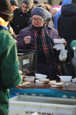 Krakov, Polonya - 17 Aralık 2017: Noel arifesi yoksul ve Cracow ana meydanında evsizlere için. Her yıl grup Kosciuszko Cracow açık havada büyük eve hazırlar. Polonya