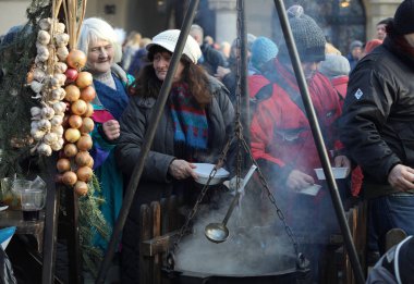 Krakov, Polonya - 17 Aralık 2017: Noel arifesi yoksul ve Cracow ana meydanında evsizlere için. Her yıl grup Kosciuszko Cracow açık havada büyük eve hazırlar. Polonya