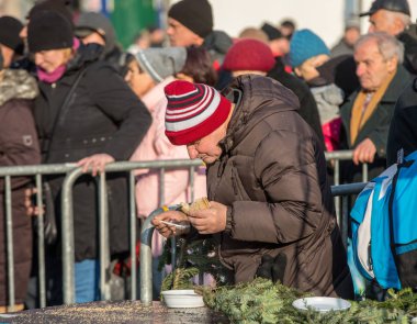 Krakov, Polonya - 17 Aralık 2017: Noel arifesi yoksul ve Cracow ana meydanında evsizlere için. Her yıl grup Kosciuszko Cracow açık havada büyük eve hazırlar. Polonya