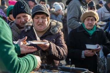Krakov, Polonya - 17 Aralık 2017: Noel arifesi yoksul ve Cracow ana meydanında evsizlere için. Her yıl grup Kosciuszko Cracow açık havada büyük eve hazırlar. Polonya