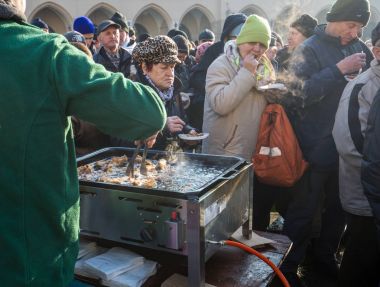 Krakov, Polonya - 17 Aralık 2017: Noel arifesi yoksul ve Cracow ana meydanında evsizlere için. Her yıl grup Kosciuszko Cracow açık havada büyük eve hazırlar. Polonya