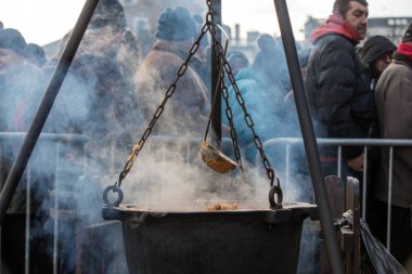 Krakov, Polonya - 17 Aralık 2017: Noel arifesi yoksul ve Cracow ana meydanında evsizlere için. Her yıl grup Kosciuszko Cracow açık havada büyük eve hazırlar. Polonya