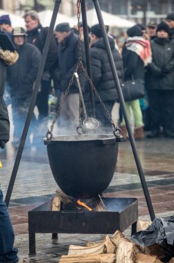 Krakov, Polonya - 17 Aralık 2017: Noel arifesi yoksul ve Cracow ana meydanında evsizlere için. Her yıl grup Kosciuszko Cracow açık havada büyük eve hazırlar. Polonya
