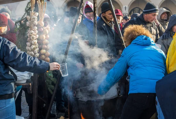 Krakov, Polonya - 17 Aralık 2017: Noel arifesi yoksul ve Cracow ana meydanında evsizlere için. Her yıl grup Kosciuszko Cracow açık havada büyük eve hazırlar. Polonya