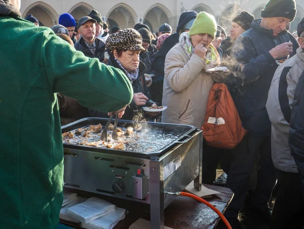 Krakov, Polonya - 17 Aralık 2017: Noel arifesi yoksul ve Cracow ana meydanında evsizlere için. Her yıl grup Kosciuszko Cracow açık havada büyük eve hazırlar. Polonya